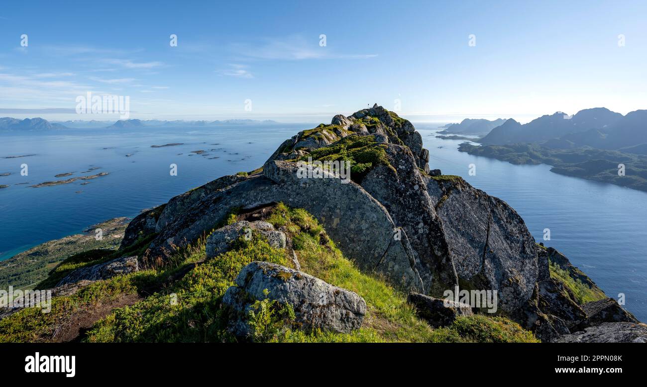 Picco di Dronningsvarden o Stortinden, dietro Mare e Fjord Raftsund, Vesteralen, Norvegia Foto Stock