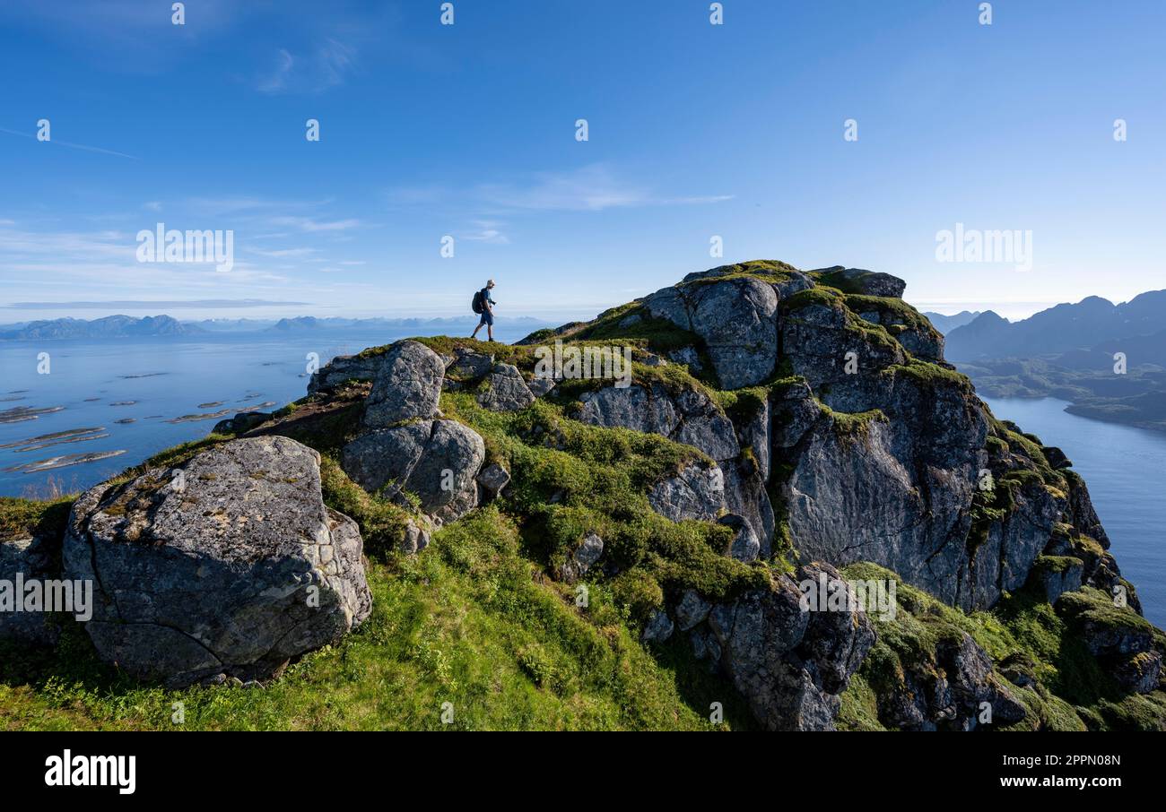 Escursionisti in cima a Dronningsvarden o Stortinden, dietro Mare e Fjord Raftsund, Vesteralen, Norvegia Foto Stock