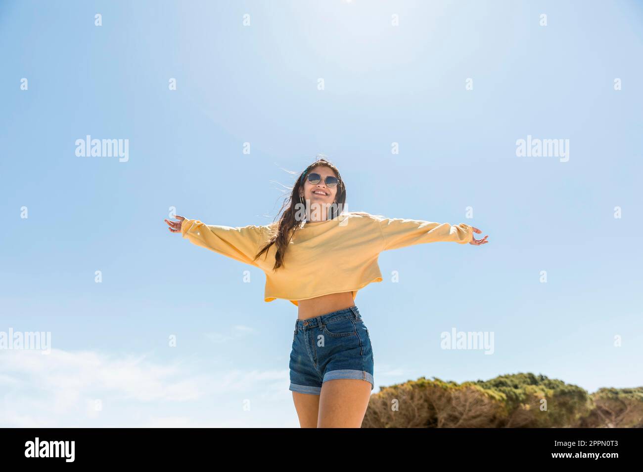 Giovane donna sorridente godendo la vacanza Foto Stock