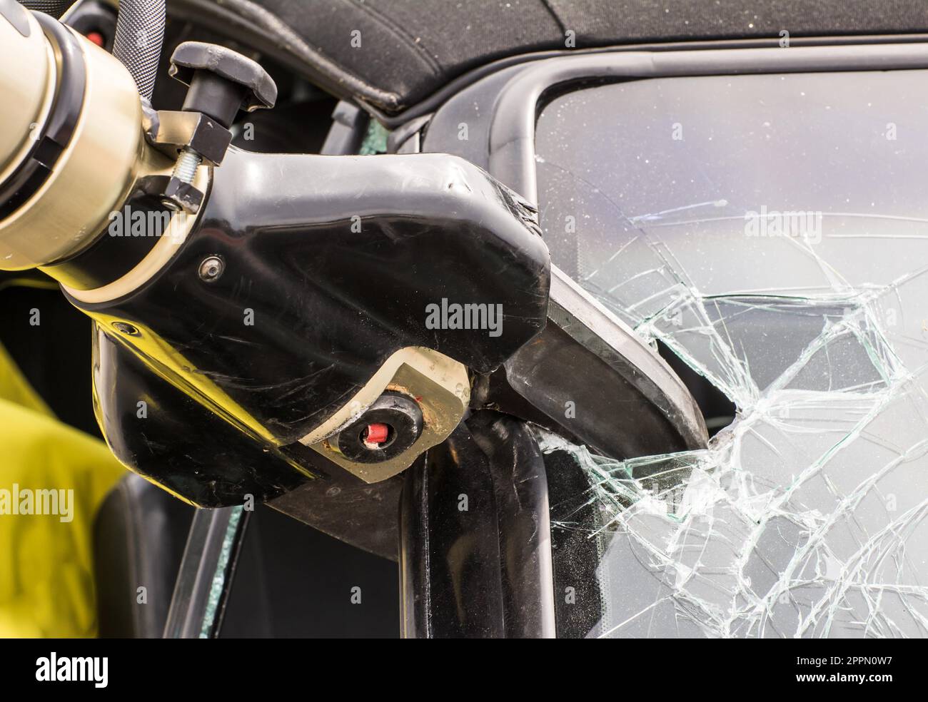 Salvataggio con una fresa idraulica dopo un incidente di automobile Foto Stock