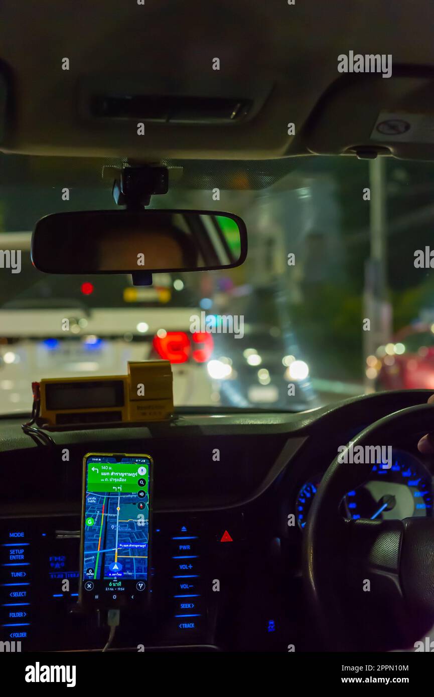 Vista dal sedile posteriore di un taxi Bangkok in movimento Foto Stock