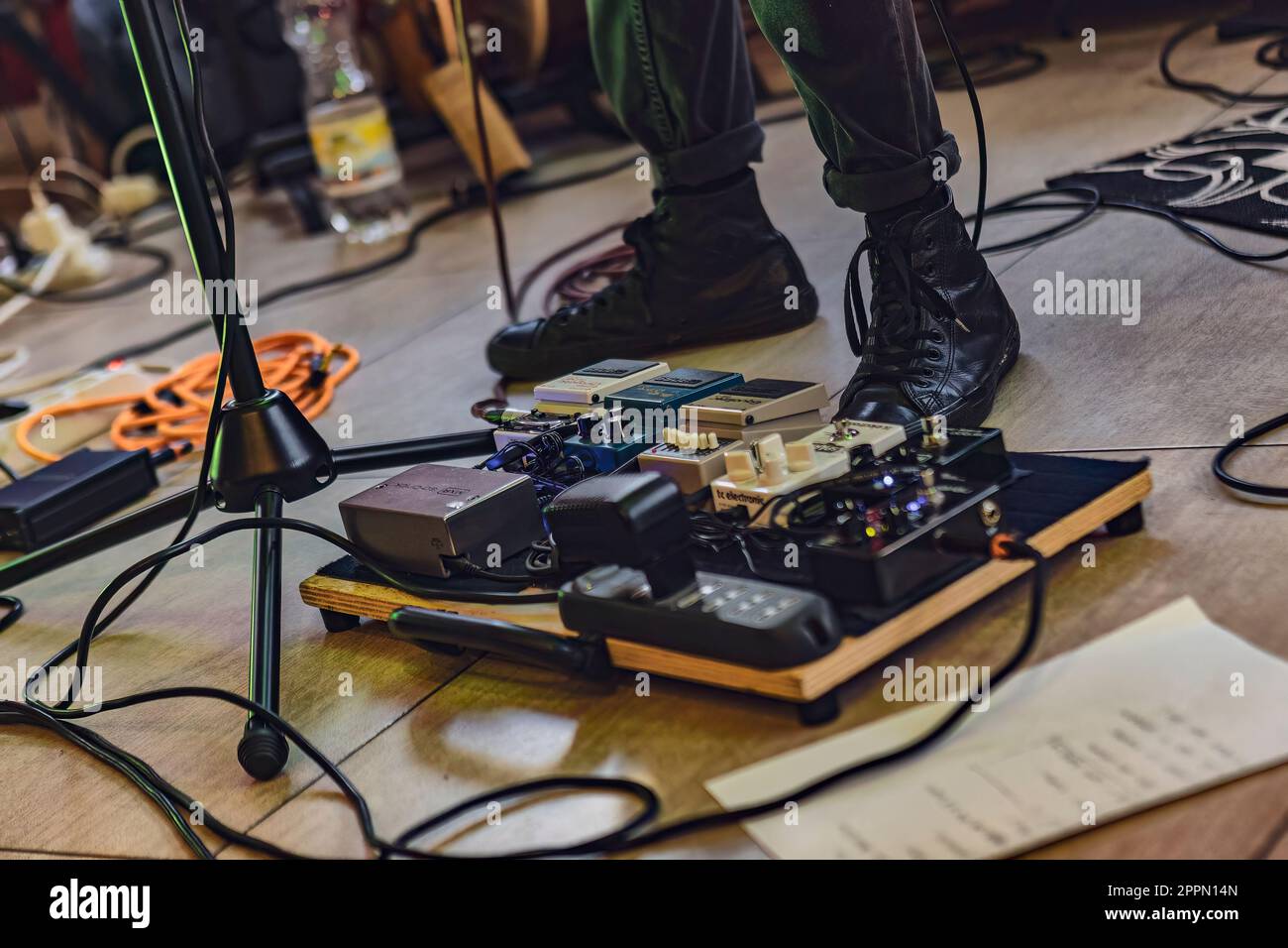 Milano, Italia 24 aprile 2023: Un dettaglio della pedaliera di un chitarrista che mostra vari effetti pedali e cavi. Foto Stock