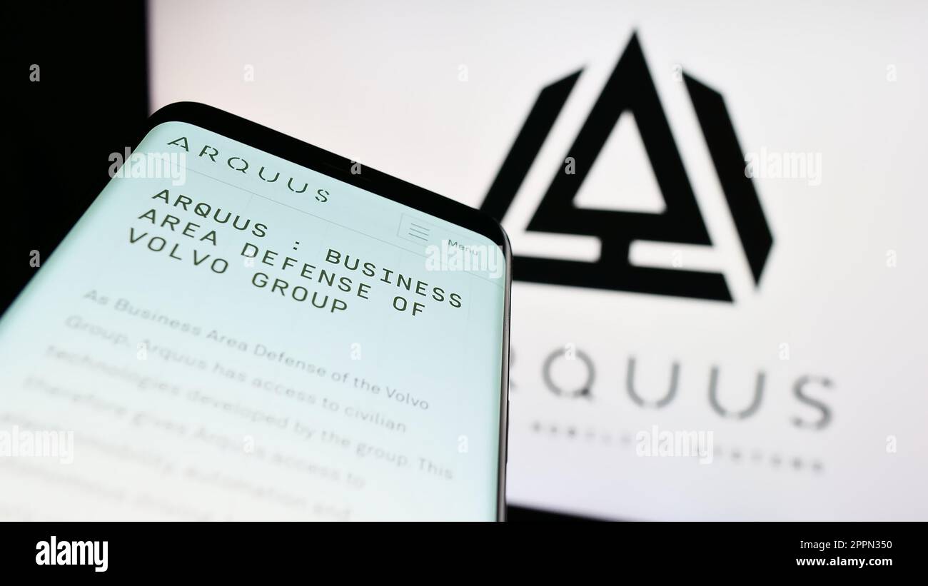 Smartphone con sito Web della società francese di difesa Arquus SAS sullo schermo di fronte al logo aziendale. Messa a fuoco in alto a sinistra del display del telefono. Foto Stock