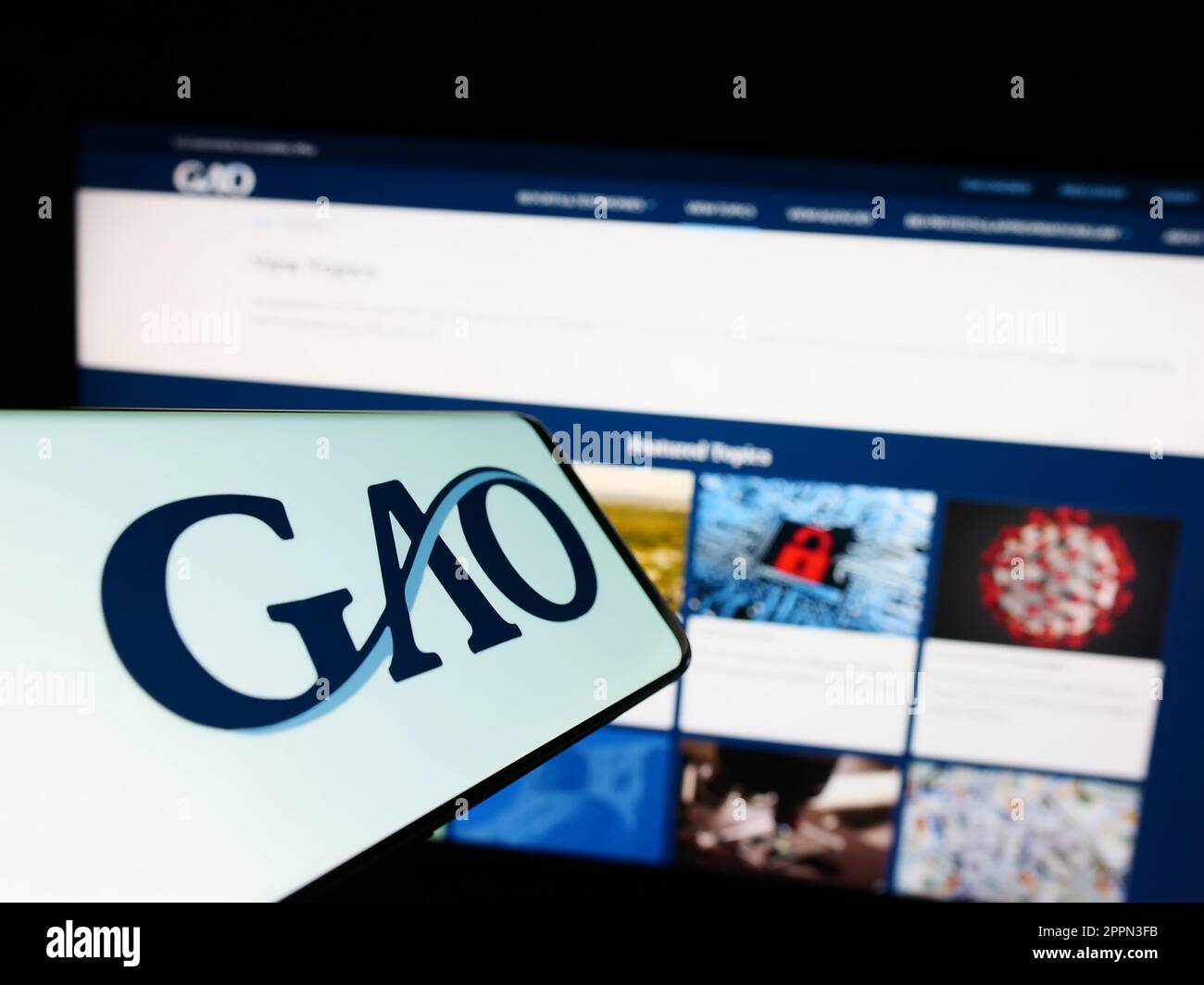 Cellulare con il logo del governo degli Stati Uniti Accountability Office (GAO) sullo schermo di fronte al sito web. Messa a fuoco al centro a destra del display del telefono. Foto Stock