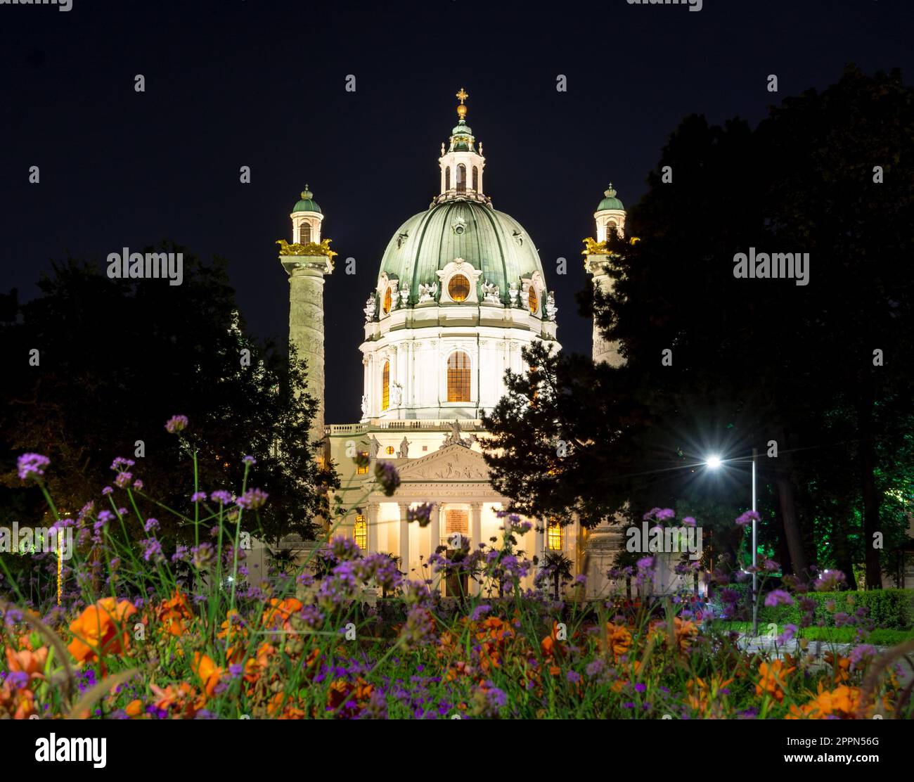 Karlskirche barocca illuminata di notte a Vienna Austria Foto Stock