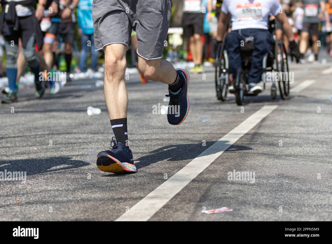 corridori e utenti di sedie a rotelle alla maratona di amburgo Foto Stock