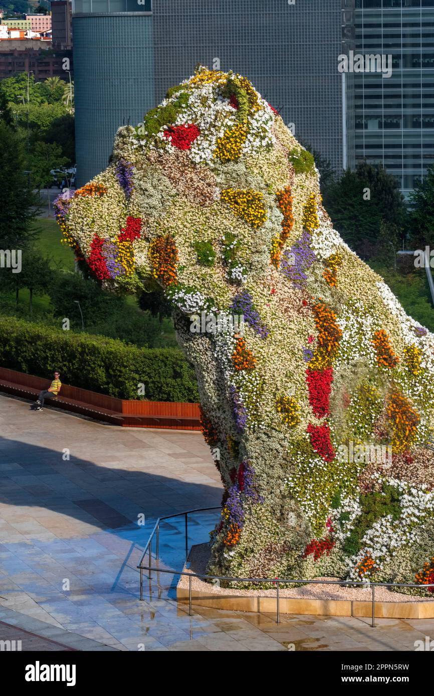 Dog Puppy, una scultura floreale topiaria di Jeff Koons, è guardia di fronte al Museo Guggenheim Bilbao a Bilbao, Spagna. A Puppy, Jeff Koons eng Foto Stock