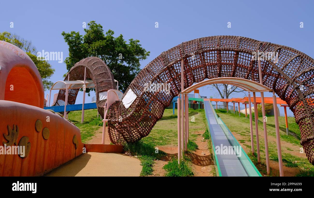 Parco giochi per bambini con scivolo all'Uminonakamichi Seaside Park, Fukuoka, Giappone. Foto Stock