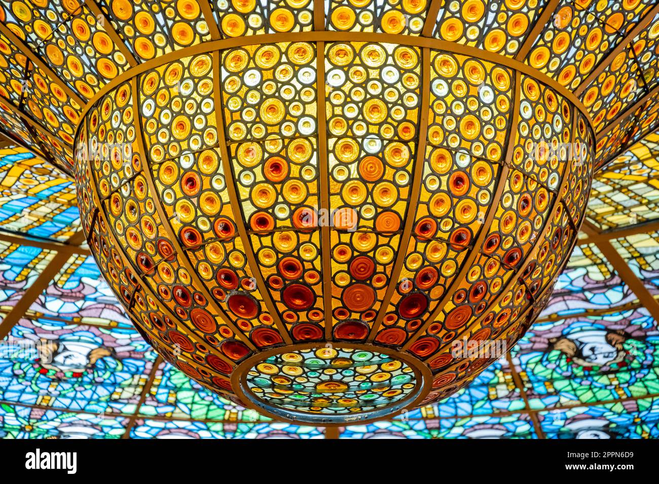 Vetrate artistiche nella cupola, foto d'interni, sala concerti Palau de la Musica Catalana, Modernisme Catala, Barcellona, Catalogna, Spagna Foto Stock