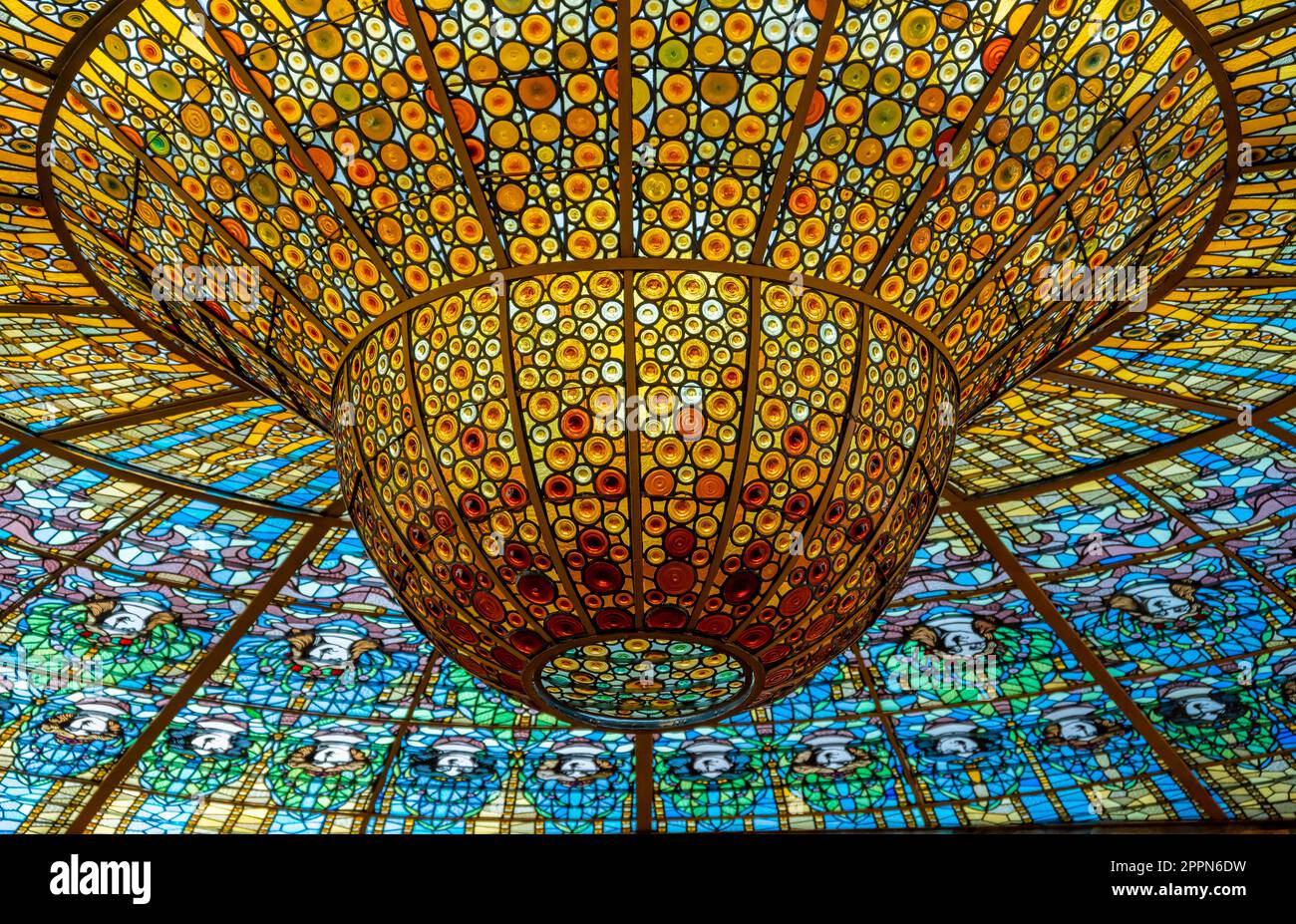 Vetrate artistiche nella cupola, foto d'interni, sala concerti Palau de la Musica Catalana, Modernisme Catala, Barcellona, Catalogna, Spagna Foto Stock