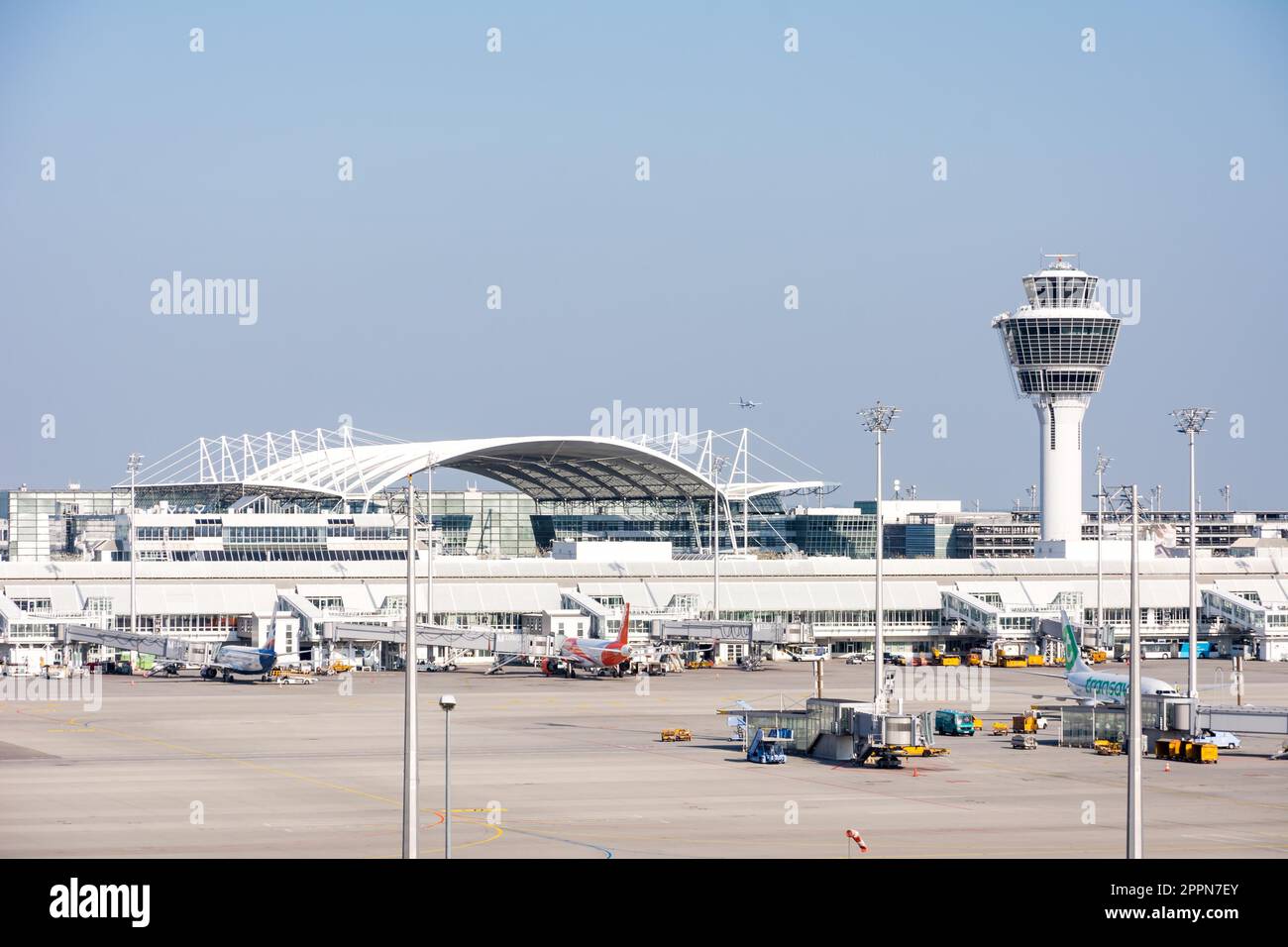 MONACO, GERMANIA - 9 APRILE: Aerei in posizione di parcheggio all'aeroporto di Monaco, Germania il 9 aprile 2017. L'aeroporto ha oltre 40 milioni di dollari Foto Stock