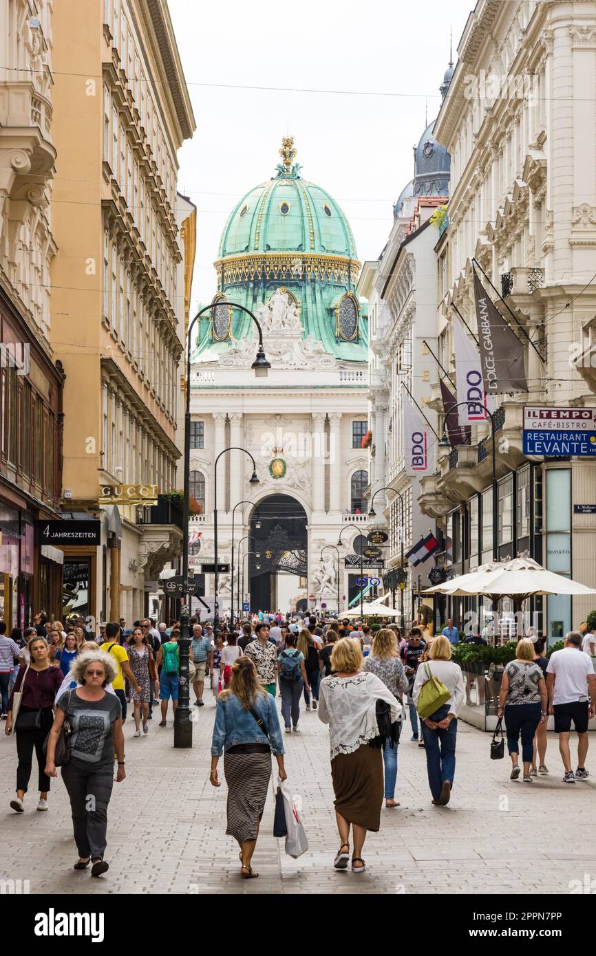VIENNA, AUSTRIA - 28 AGOSTO: Turisti nella zona pedonale con vista sul famoso palazzo imperiale Hofburg a Vienna, Austria il 28 agosto 2017 Foto Stock