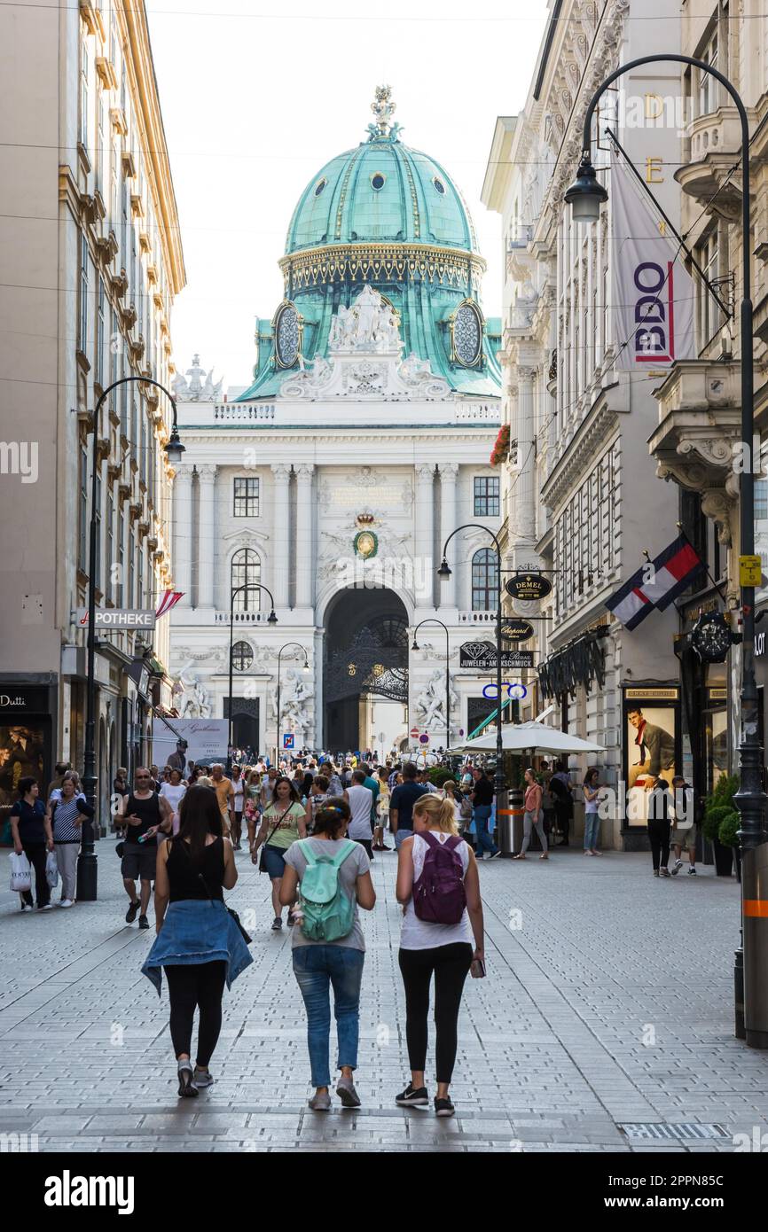 VIENNA, AUSTRIA - 28 AGOSTO: I turisti nella zona pedonale si avvicinano al palazzo imperiale Hofburg a Vienna, Austria il 28 agosto 2017 Foto Stock