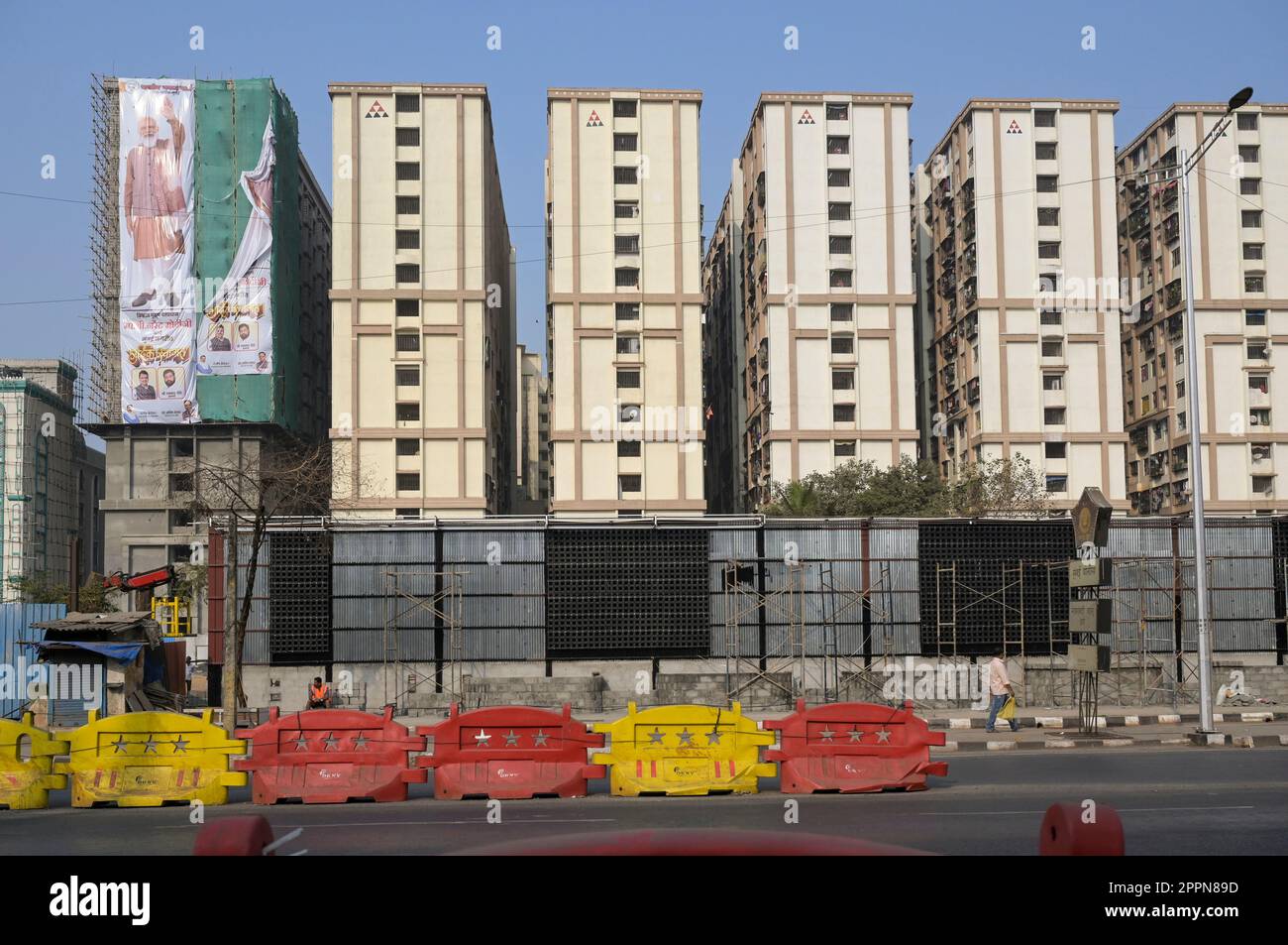 INDIA, Mumbai, zona residenziale lungo l'autostrada occidentale, blocchi di appartamenti, grande cartellone con il primo ministro indiano, Narendra modi Foto Stock