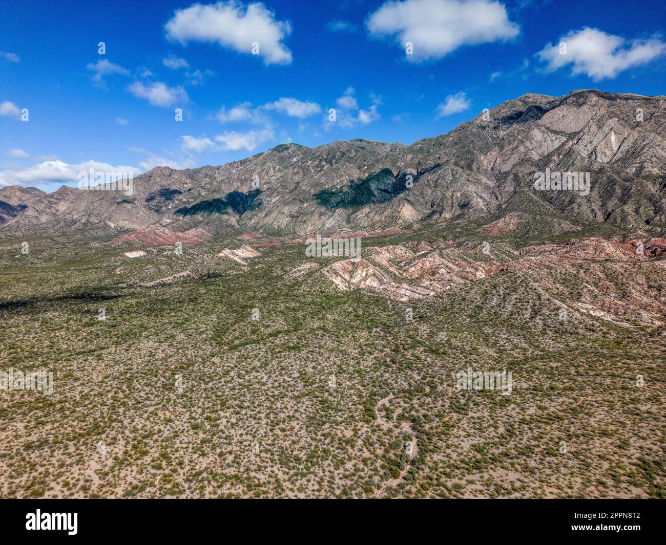 Colorato paesaggio montano nella provincia di San Juan, in Argentina, lungo la famosa Ruta40, in viaggio in Sud America Foto Stock