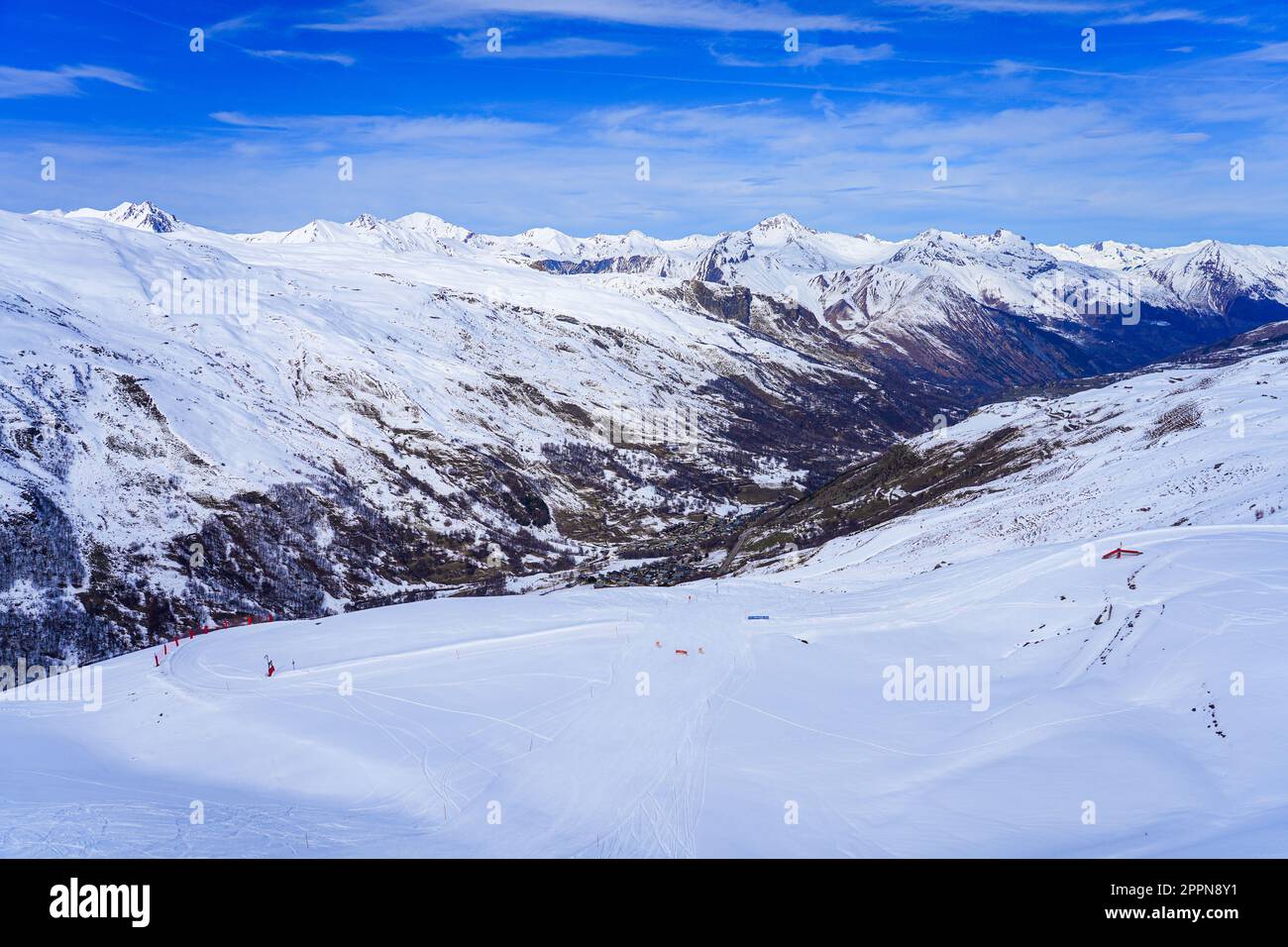 Catena montuosa innevata nelle Alpi francesi - Valle di Les Ménuires in inverno Foto Stock