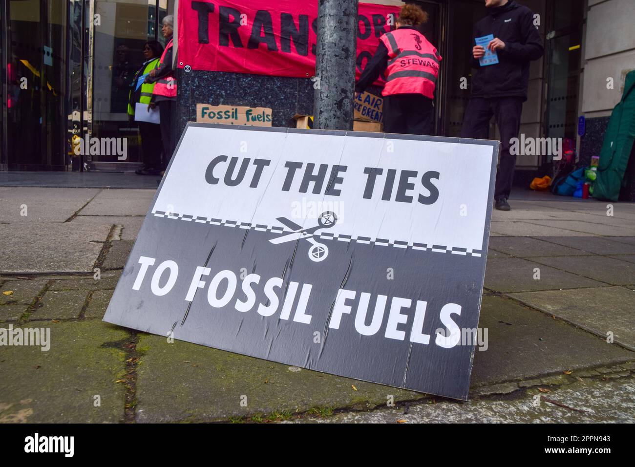 Londra, Inghilterra, Regno Unito. 24th Apr, 2023. Un cartello si trova sulla strada come fase di Extinction Rebellion il quarto e ultimo giorno di proteste a Westminster che chiede la fine dei combustibili fossili. (Credit Image: © Vuk Valcic/ZUMA Press Wire) SOLO PER USO EDITORIALE! Non per USO commerciale! Foto Stock