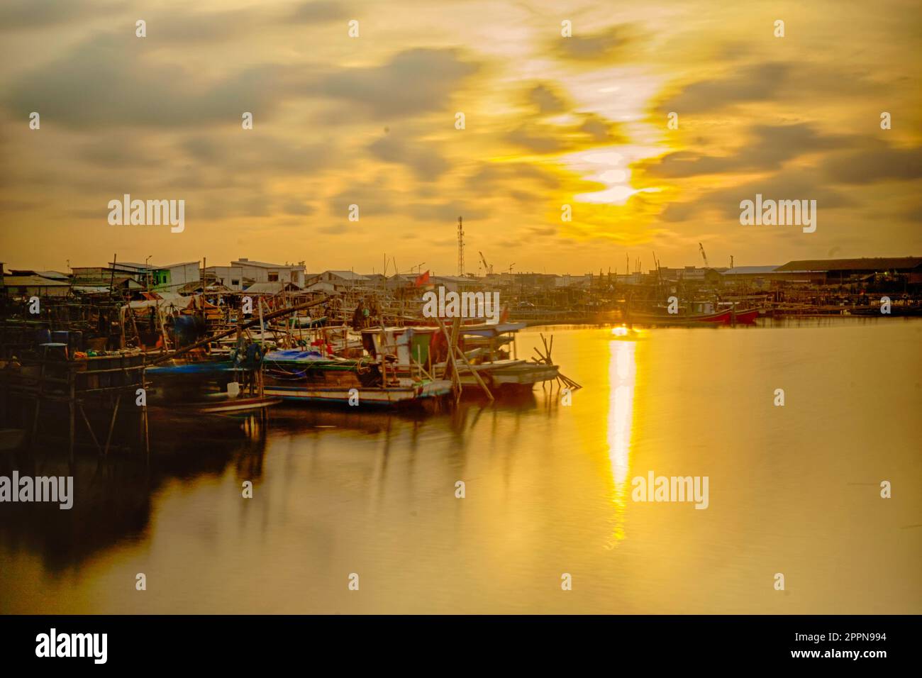 Villaggio di pescatori a Kamal, Jakarta., Indonesia con barche ormeggiate. Movimento sfocato sulle barche in movimento. Fotografia a esposizione lunga. Foto Stock