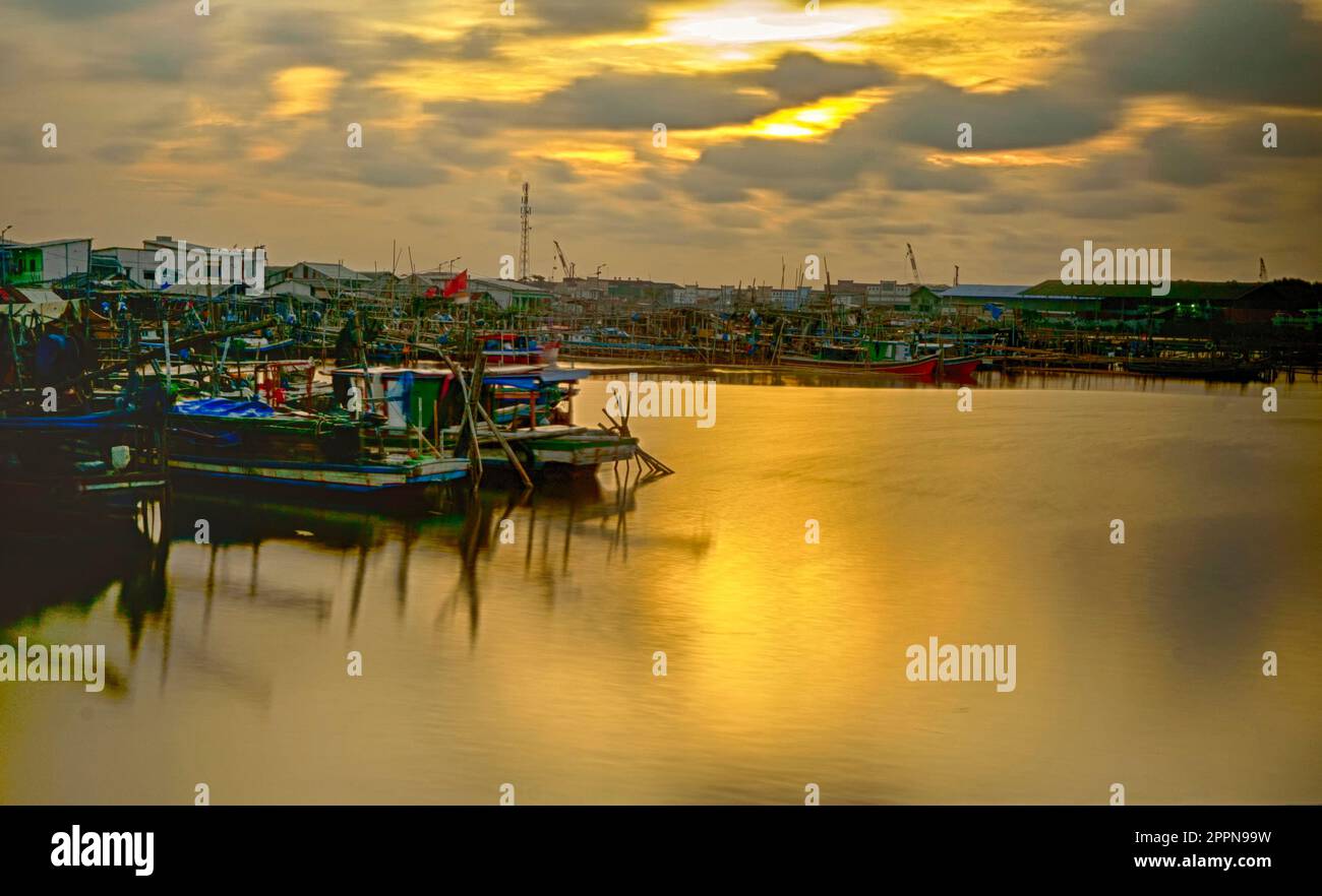 Villaggio di pescatori a Kamal, Jakarta., Indonesia con barche ormeggiate. Movimento sfocato sulle barche in movimento. Fotografia a esposizione lunga. Foto Stock