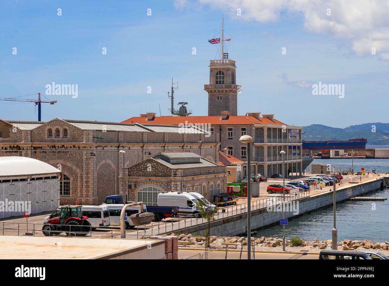 Magazzino nel porto di Gibilterra con una torre ornata con la bandiera del Sindgom Unito Foto Stock