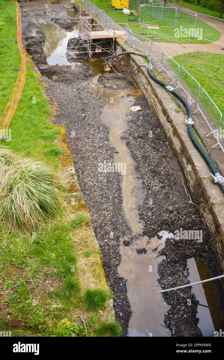 Operazioni di dragaggio e riparazione sul canale di Llangollen sgocciolato nel bacino del Trevor, Galles del Nord, per migliorare le strutture dei visitatori Foto Stock