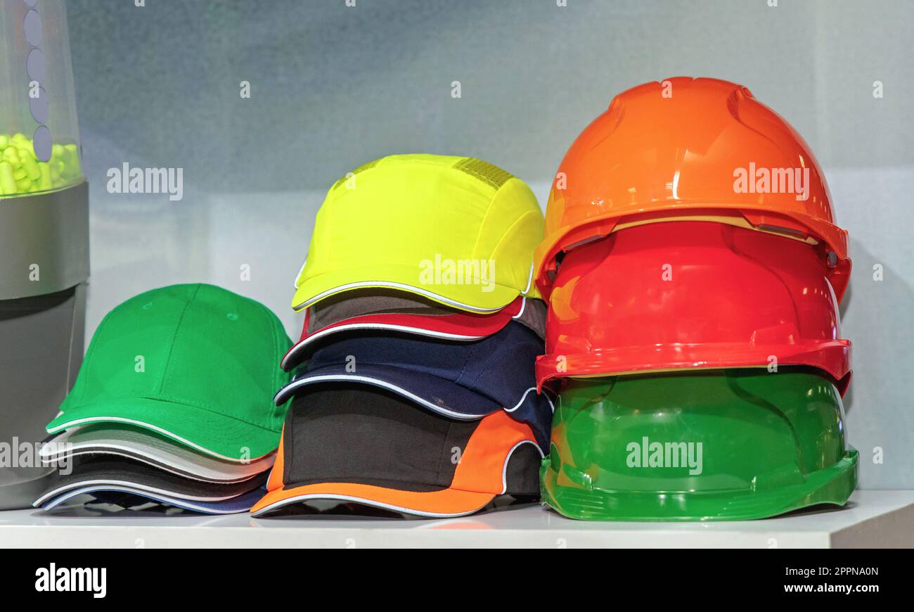 Tappi colorati Bump Hats Caschi di sicurezza protezione della testa Foto Stock