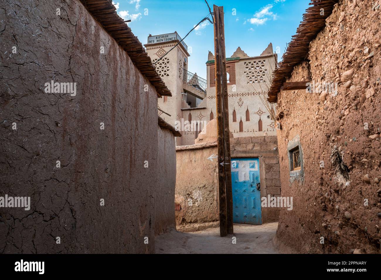 Ansicht einer Gasse mit Kasbah in einem traditionellen Berberdorfes im Hohen Atlas Foto Stock