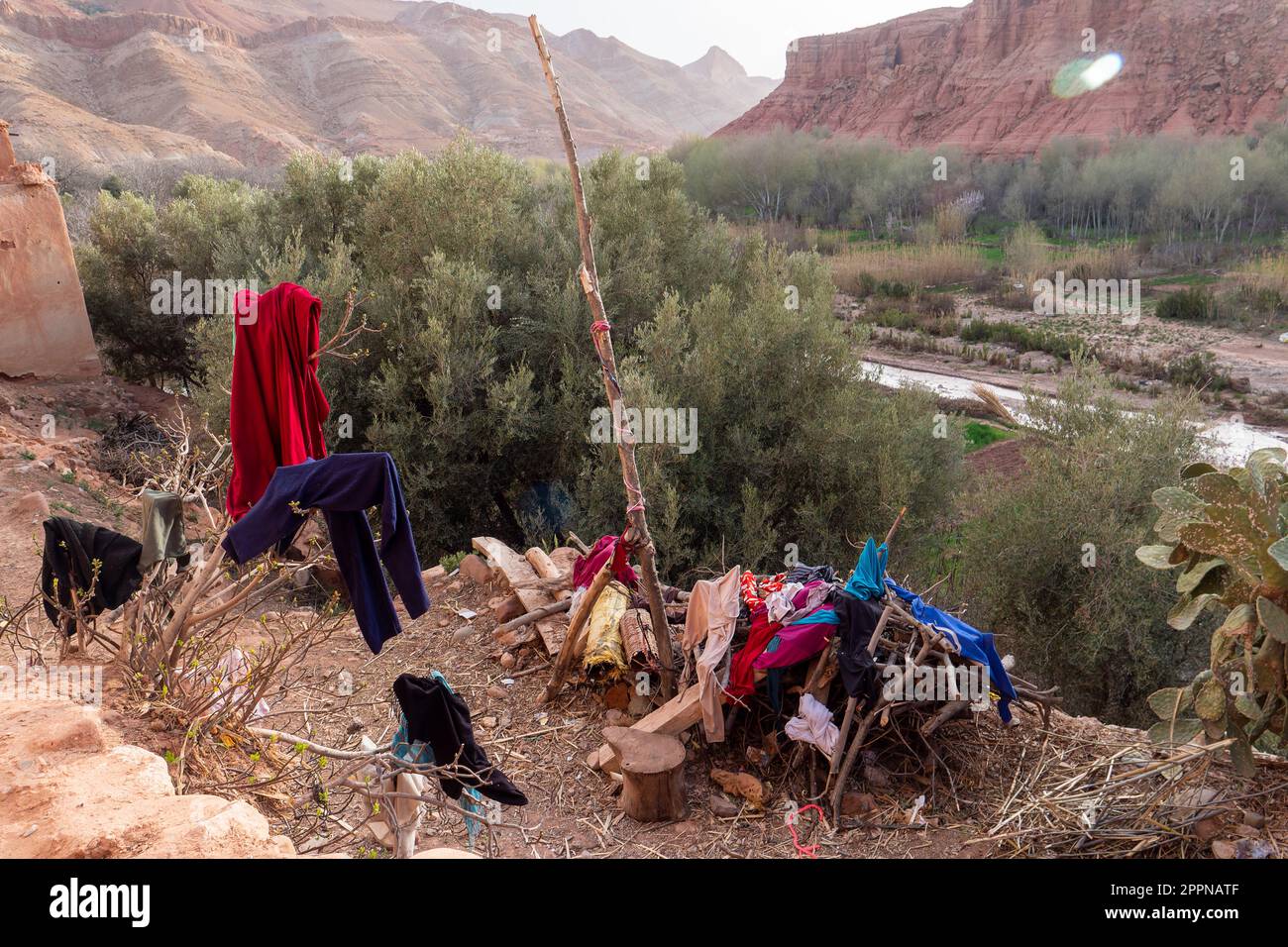 Ansicht eines traditionellen Berberdorfes im Hohen Atlas mit Wäscheplatz und Blick auf ein Flusstal Foto Stock