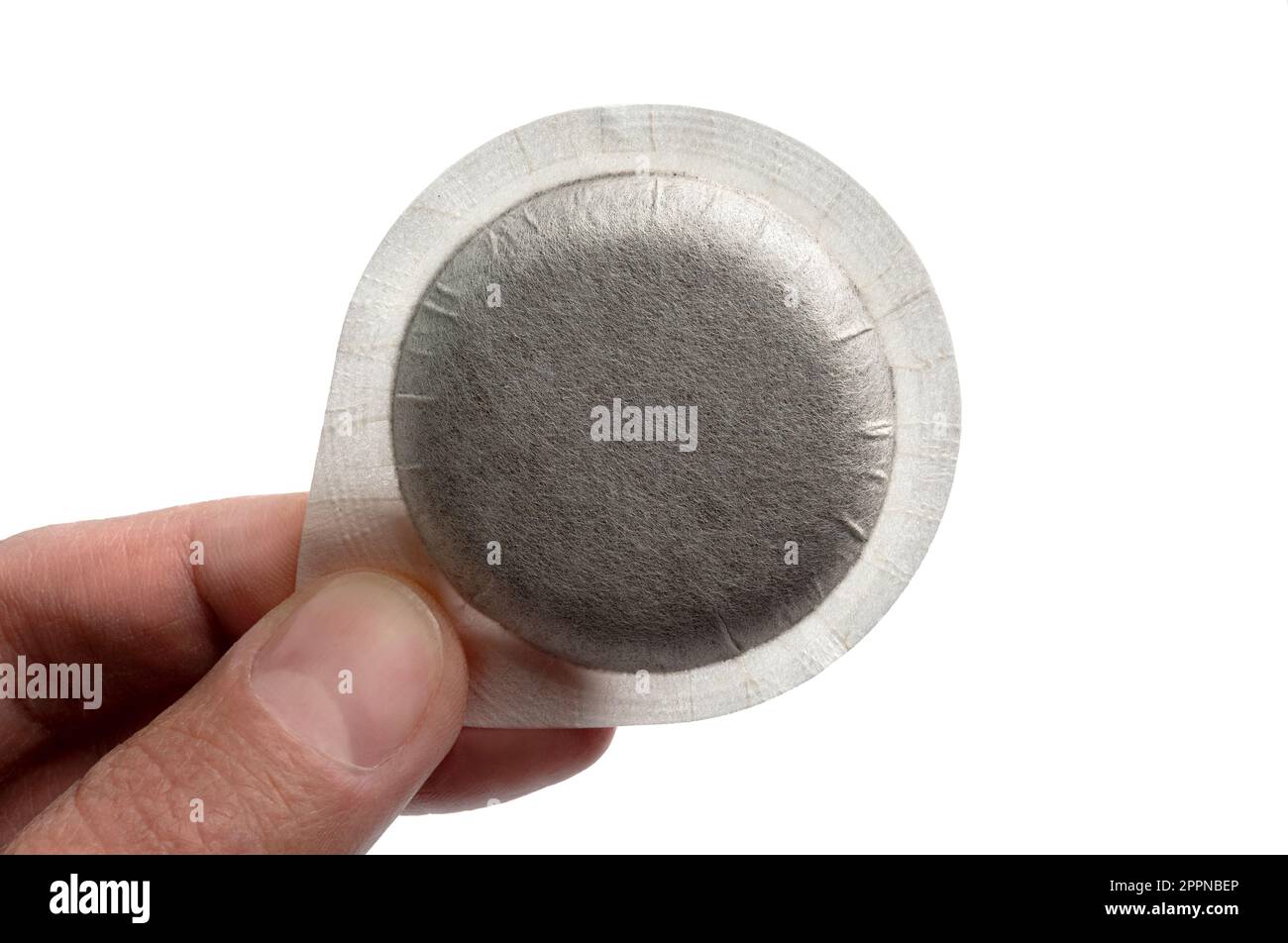 Persona in primo piano che tiene la cialda su sfondo bianco Foto Stock