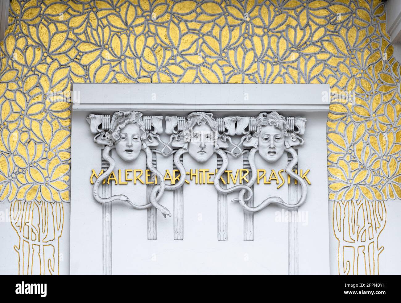 Dea del terrore, ornamenti floreali e scritte sulla facciata Art Nouveau dell'edificio della Secessione di Vienna Foto Stock