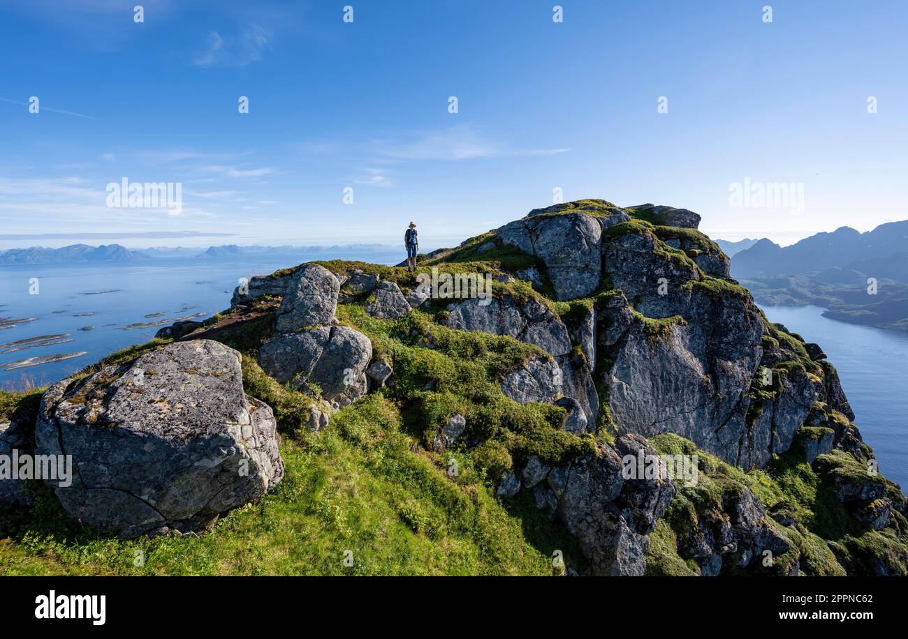 Escursionisti in cima a Dronningsvarden o Stortinden, dietro Mare e Fjord Raftsund, Vesteralen, Norvegia Foto Stock