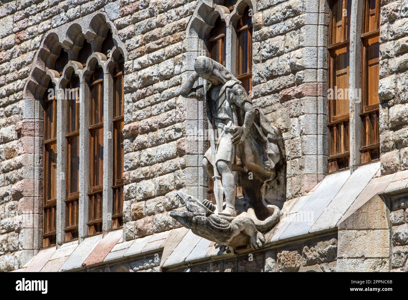 San Giorgio e il Drago nella facciata del museo Casa de Botines progettato da Antoni Gaudi. Leon, Castilla y Leon, Spagna. Questo famoso edificio era c Foto Stock