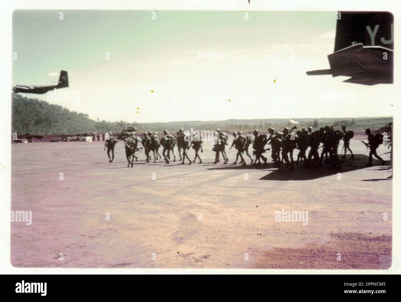 soldats sud viettamiens débarquant d'un transport de troupe durant la guerre du Vietnam Foto Stock