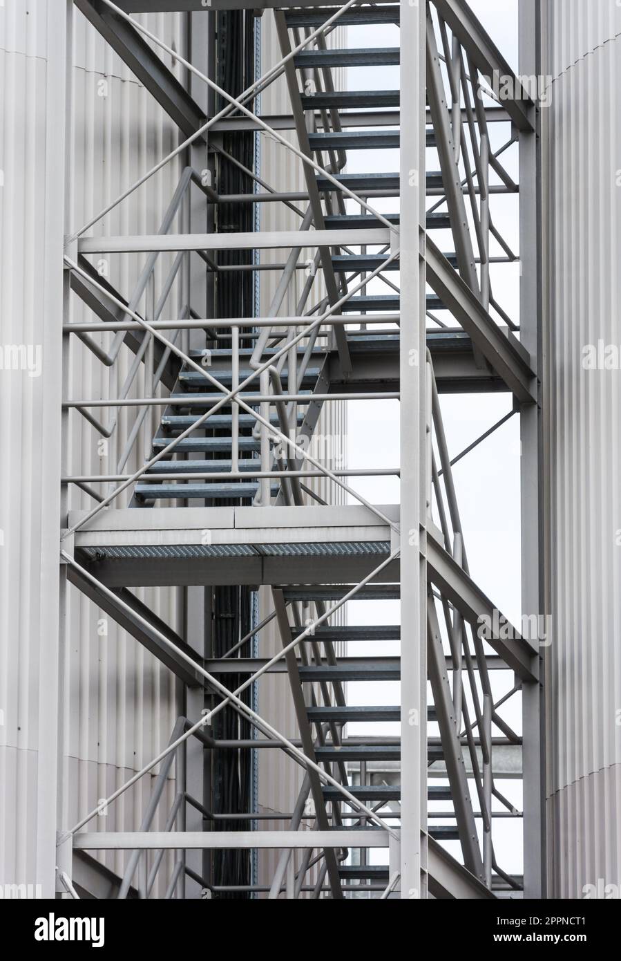 Via di fuga in un edificio industriale via esterno scale di metallo Foto Stock