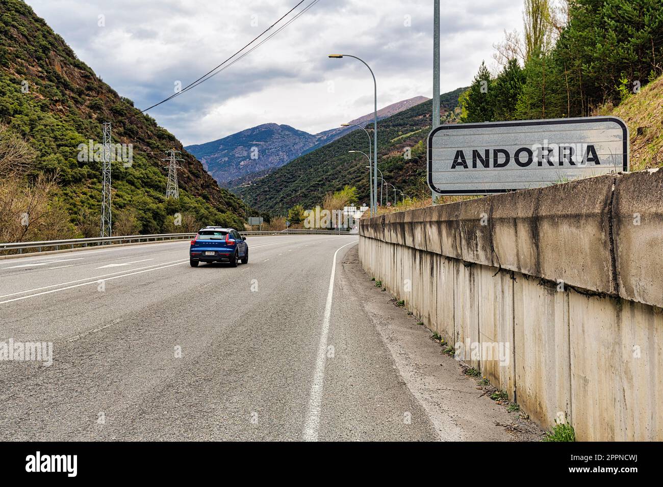 Auto singola su strada larga al confine, segno con l'iscrizione Andorra, meteo da sogno, Andorra Foto Stock