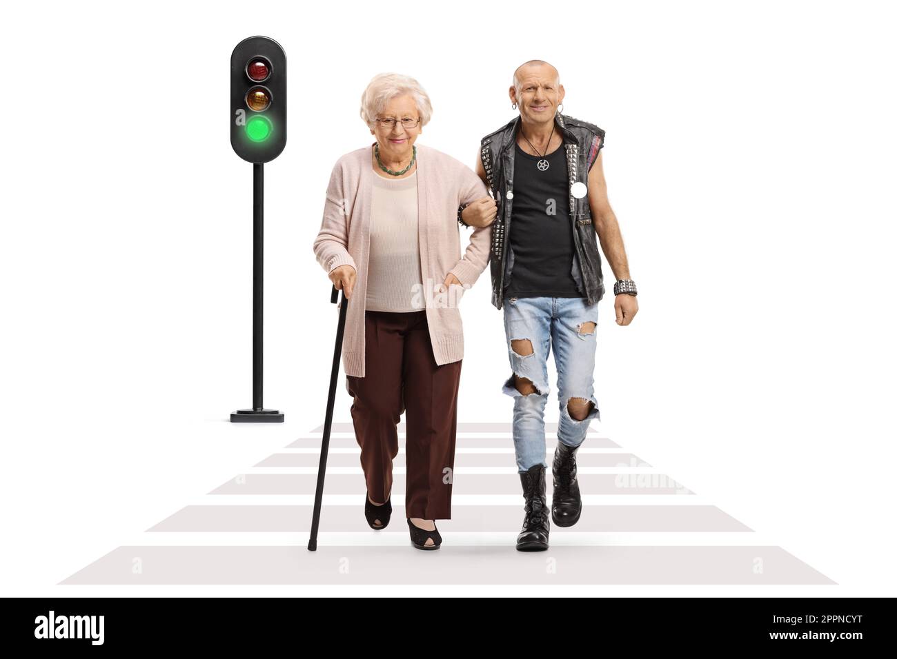Punk uomo aiutare una donna anziana con una canna da camminata che attraversa una strada isolata su sfondo bianco Foto Stock