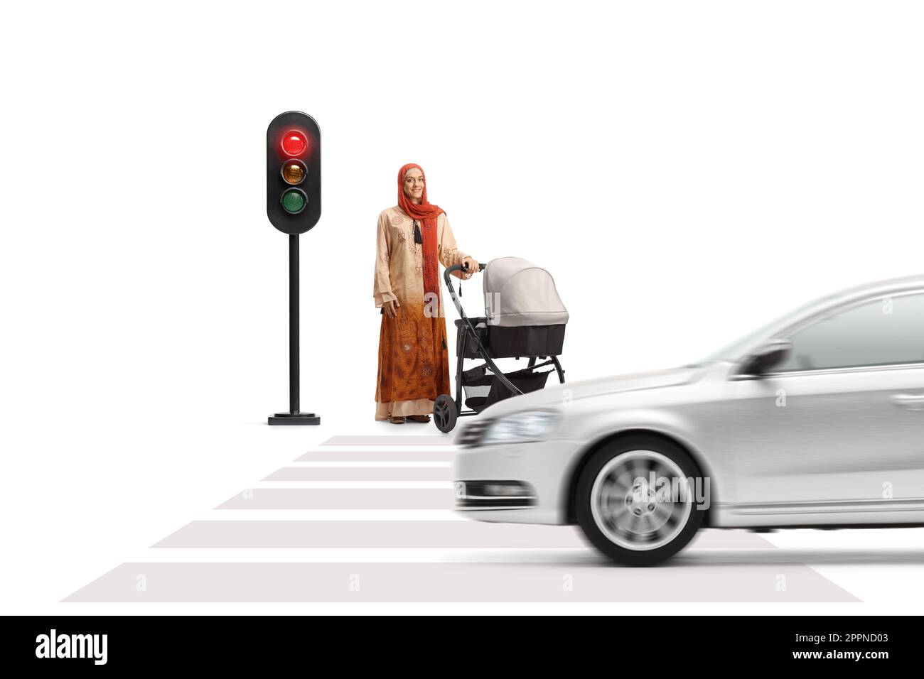 Madre in abiti etnici in piedi con un passeggino e in attesa al semaforo isolato su sfondo bianco Foto Stock