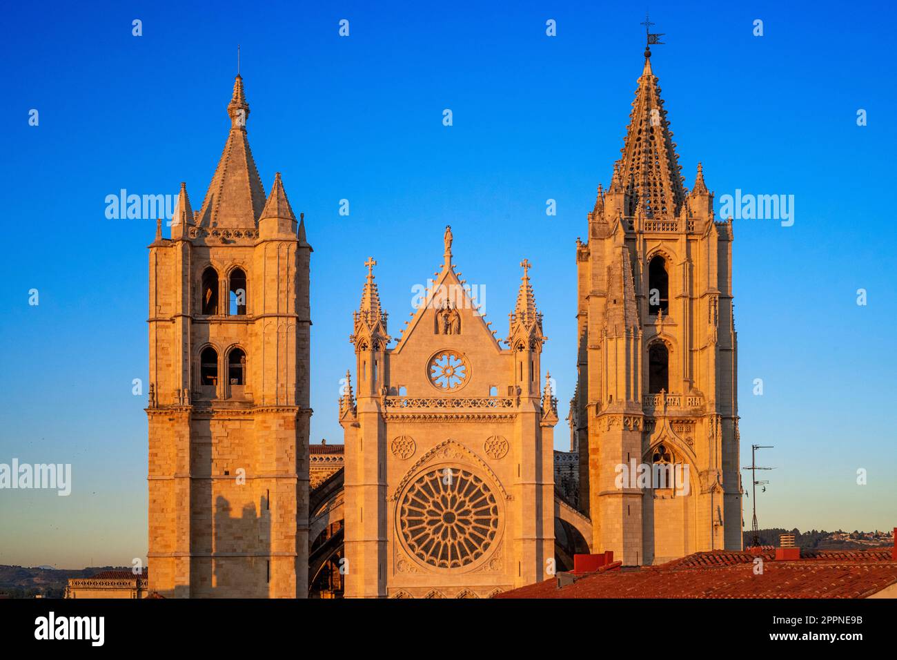 Facciata gotica della Cattedrale di Santa María de León, chiamata anche Casa della luce o la Pulchra Leonina a Leon, Spagna Foto Stock