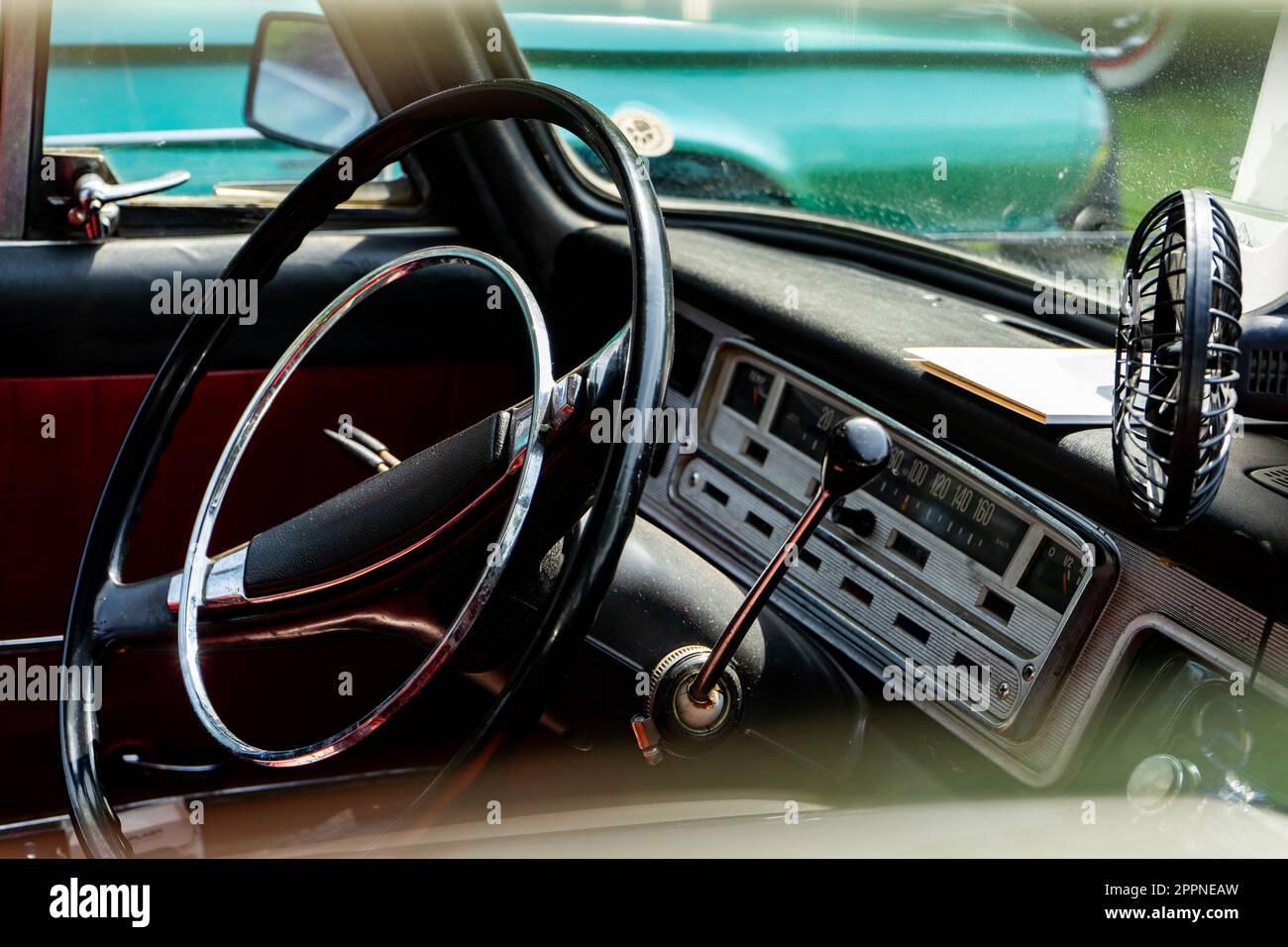 Vista interna di una vecchia auto d'epoca. Vista sul cruscotto dell'auto classica. Foto Stock