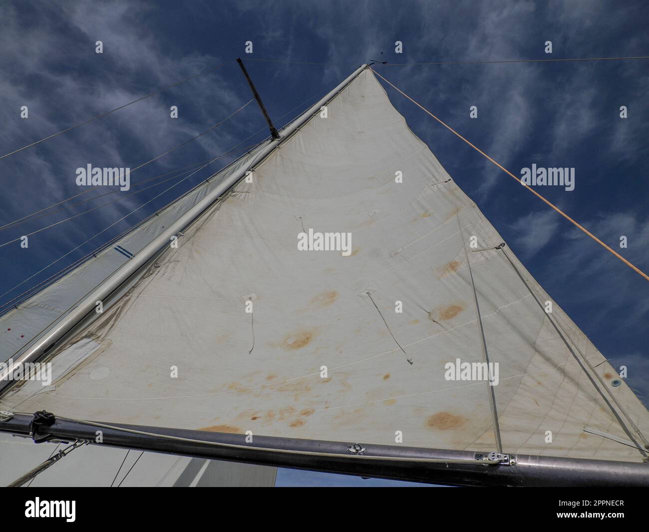 Vecchia barca a vela puleggia foglio verricello vela dettaglio Yachting. Verricello a vela e corda di uno yacht. Foglio. Cavo Foto Stock
