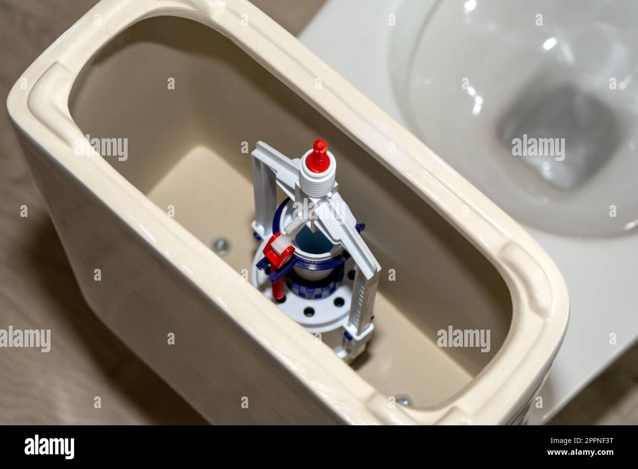 sistema di scarico del serbatoio del wc. Serbatoio del water bianco con il coperchio rimosso. Foto Stock