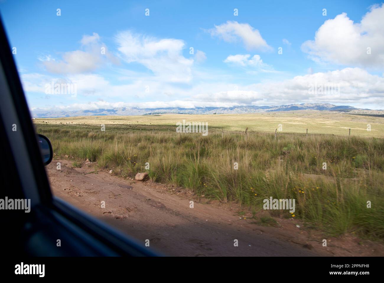 Vista dalla finestra di un'auto che viaggia nella zona di Los Gigantes, un massiccio montano che appartiene alla zona settentrionale di Sierras Grandes, un destin turistico Foto Stock