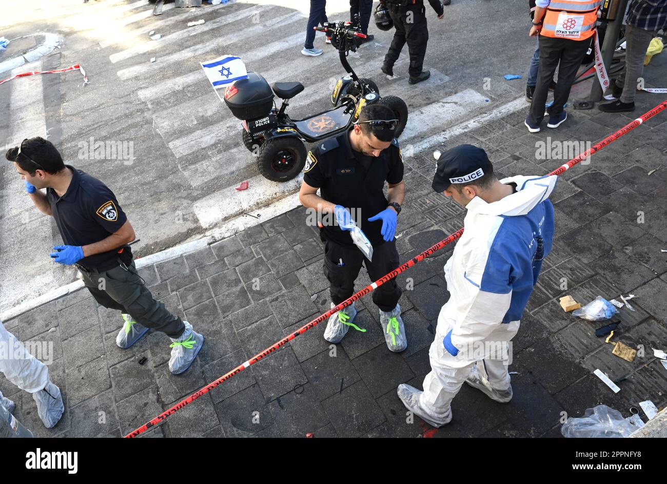 Gerusalemme, Israele. 24th Apr, 2023. La polizia israeliana raccoglierà gli effetti personali di persone colpite in un attacco terroristico in auto nei pressi del mercato Mahane Yehuda di Gerusalemme lunedì 24 aprile 2023. Il pilota palestinese di Gerusalemme est, Hatem Nejimu, 59 anni, sposato e padre di cinque, ha fatto sguazzare l'auto in pedoni, ferendo almeno cinque persone. È stato ucciso da un civile israeliano alla scena.Photo by Debbie Hill/ Credit: UPI/Alamy Live News Foto Stock