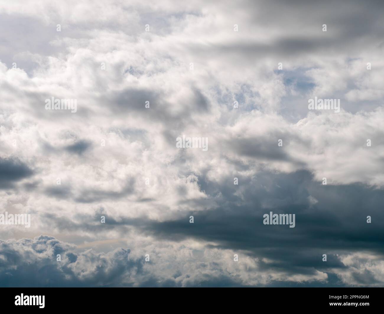 Nuvole grigie nel cielo. Cielo spettacolare, paesaggio. Il cielo è come uno sfondo. Nuvole bianche e cielo blu Foto Stock