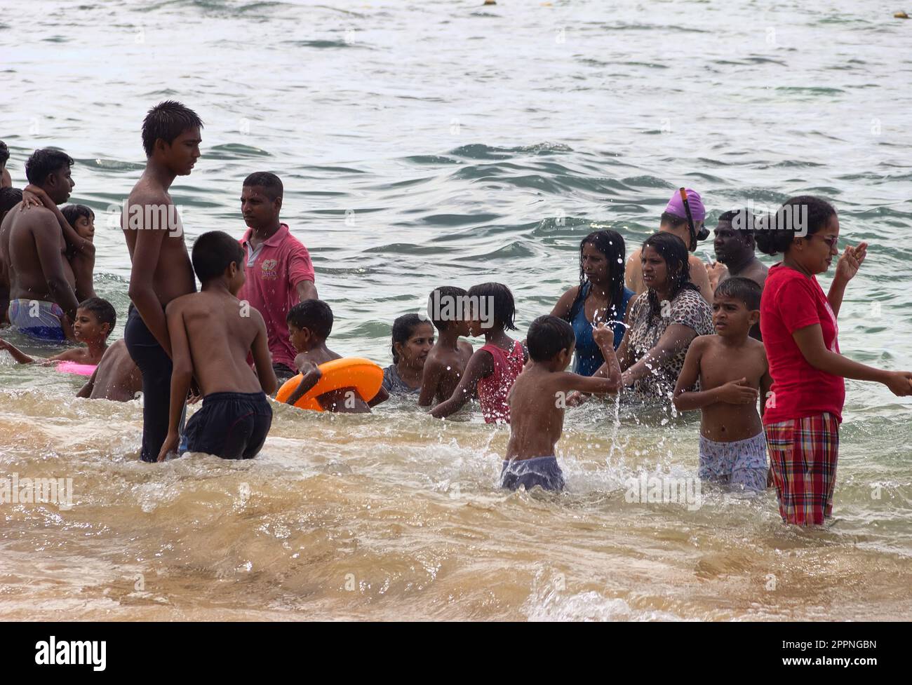 Sri Lanka, Hikkaduwa-11 dicembre 2019: Il giorno di partenza, singalese si sguanta in acque poco profonde. Le donne non togliere i loro vestiti esterni a causa di tradimento Foto Stock