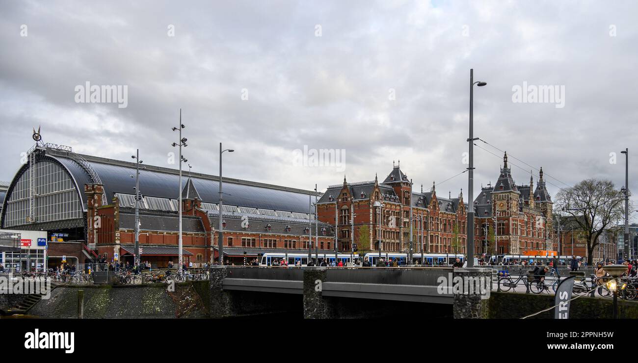 Stazione centrale di Amsterdam in bianco e nero Foto Stock