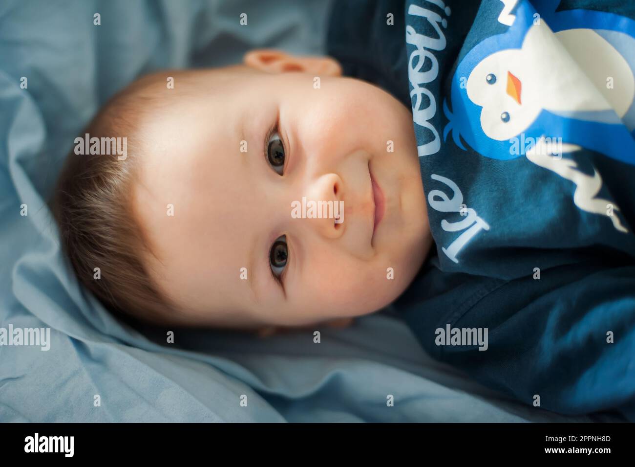 Ritratto di carino ragazzo felice guardando la macchina fotografica. Concetto di gioia e felicità. Amore ed emozione familiare Foto Stock