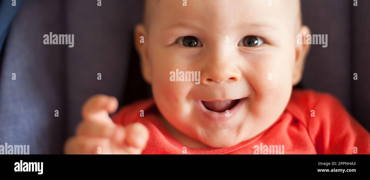 Ritratto di carino ragazzo felice guardando la macchina fotografica. Concetto di gioia e felicità. Amore ed emozione familiare Foto Stock