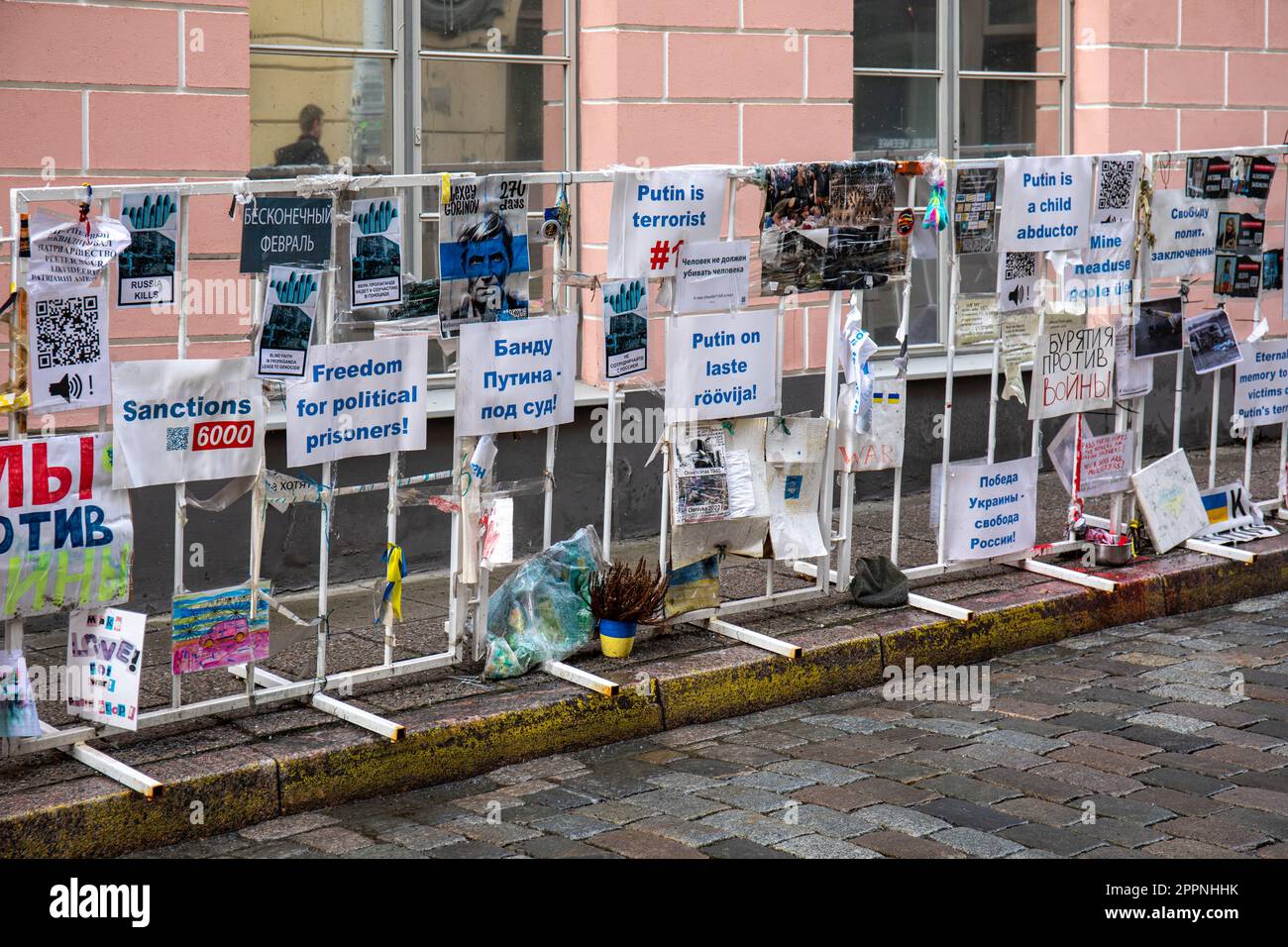 Poster su recinzione di fronte all'Ambasciata della Federazione Russa a Pikk 19 a Tallinn, Estonia Foto Stock