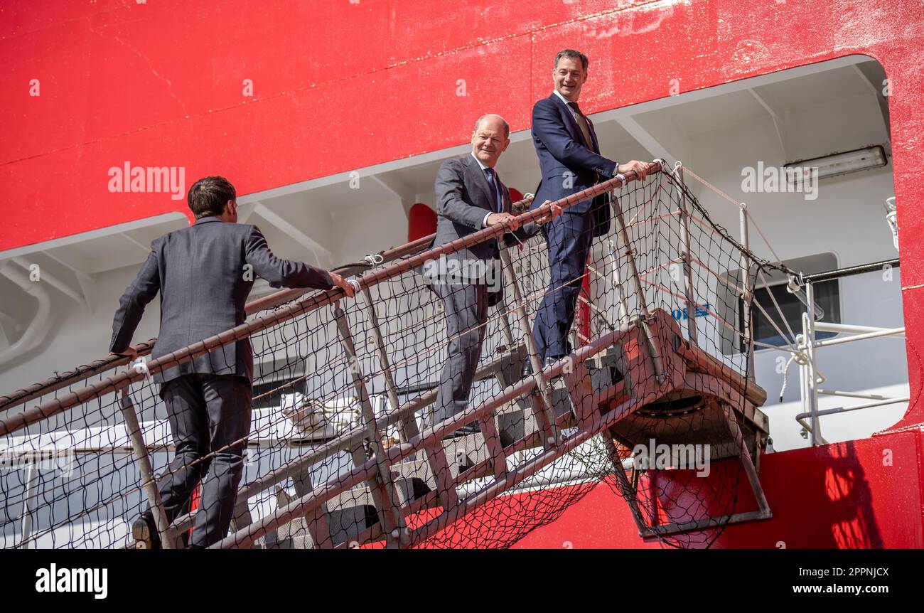 Ostende, Belgio. 24th Apr, 2023. Il cancelliere tedesco OLAF Scholz (SPD) si trova dietro Alexander De Croo, primo ministro del Belgio, e davanti a Emmanuel Macron, presidente della Francia, al vertice del Mare del Nord di Ostenda. Il vertice si concentrerà sull'energia eolica offshore e sull'espansione delle centrali eoliche nel Mare del Nord. Credit: Michael Kappeler/dpa/Alamy Live News Foto Stock